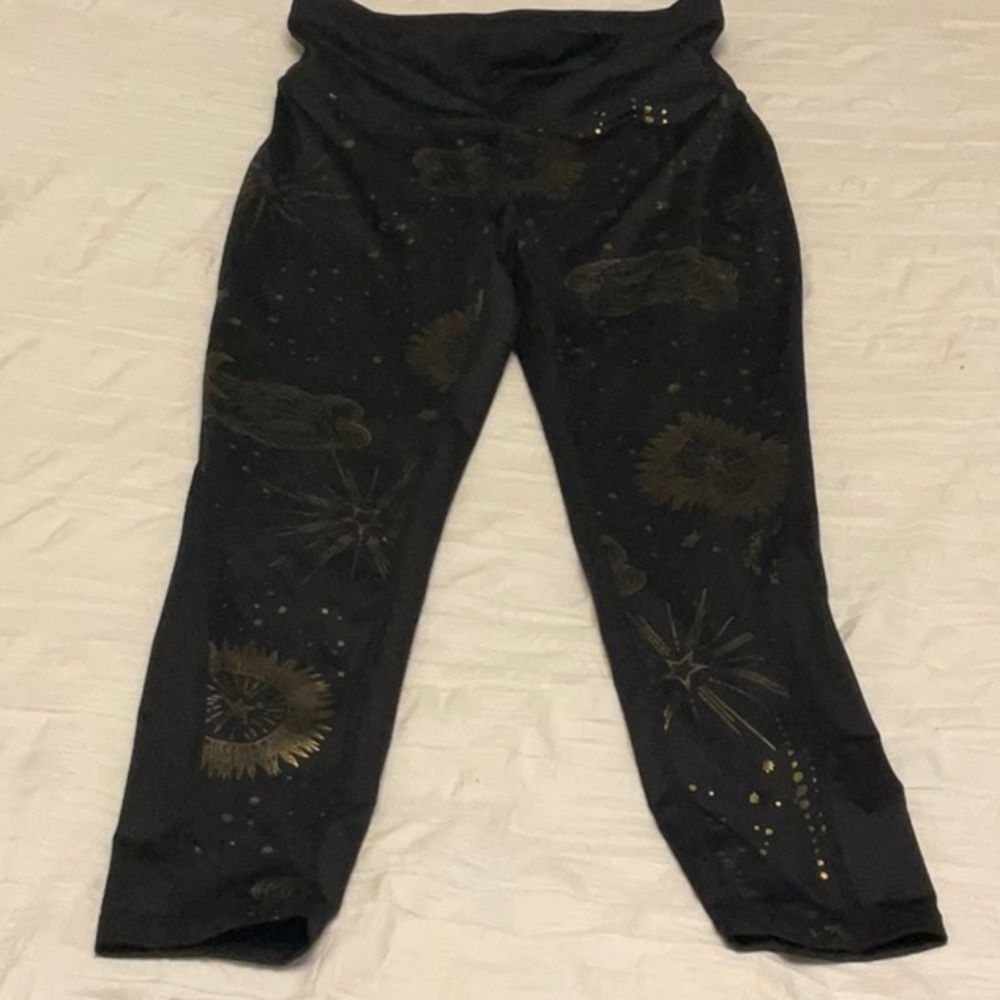 Unique mid rise celestial 3/4 length leggings